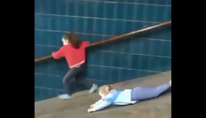 Дитинство під час війни: у київському метро діти вигадали незвичайні розваги, відео