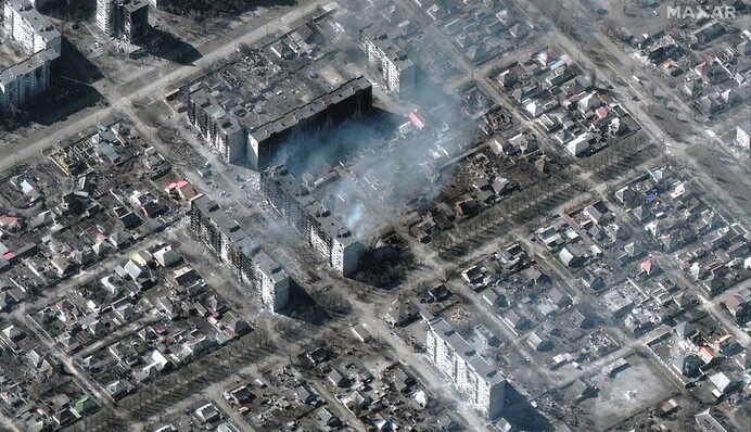 Зруйновані житлові будинки та заводи: з'явилися нові супутникові фото Маріуполя