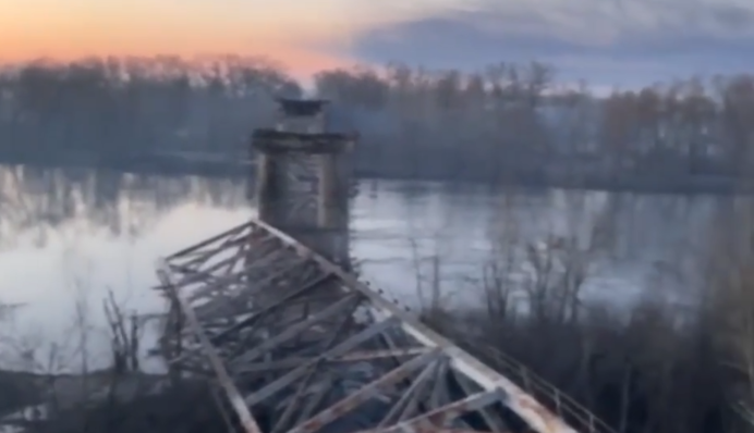 Війська РФ знищили у Чернігові міст, який з'єднував його з Києвом: відео
