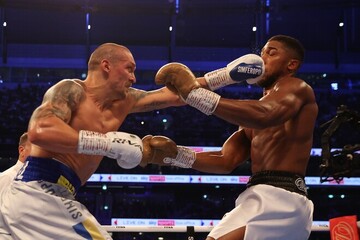 Усик залишив Україну попри війну: куди вирушив боксер