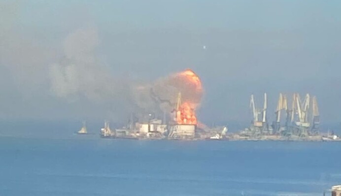 У порту захопленого окупантом Бердянська прогриміли вибухи, виникла потужна пожежа: фото та відео