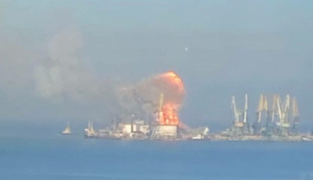 Не один корабль, а четыре: новые важные подробности и видео удара по оккупантам в Бердянске