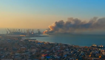 На это можно смотреть вечно: новое видео с пылающим десантным кораблем орков в Бердянске