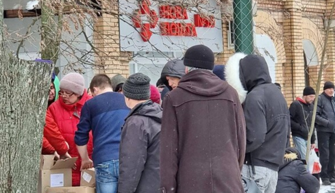 Стояли в очереди за гуманитаркой: орки нанесли ракетный удар по мирным людям в Харькове - много жертв