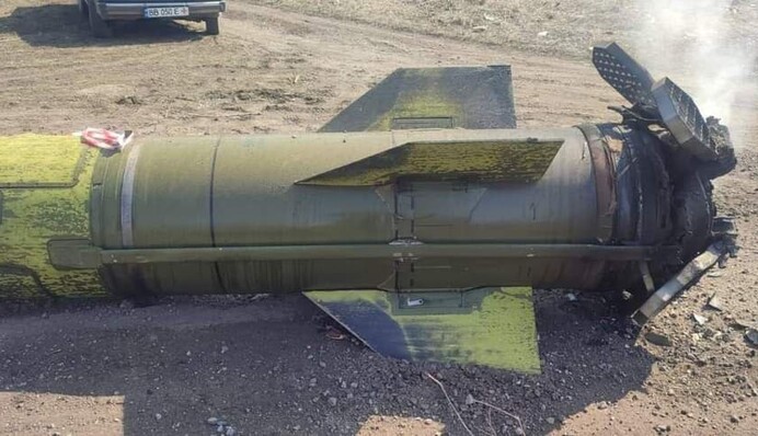 Рятувальники не встигають гасити пожежу: ворог вдарив по Лисичанську 