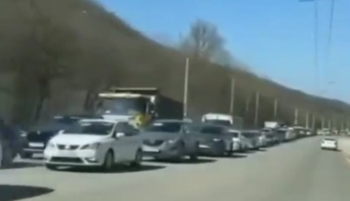 Біжать назад у Росію: у мережі показали відео гігантської черги на виїзд із Криму
