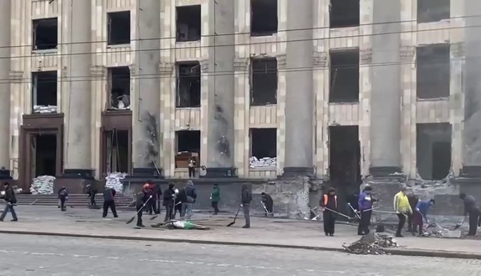 Це місто не перемогти: мешканці Харкова вийшли на вулиці для прибирання наслідків обстрілів, відео
