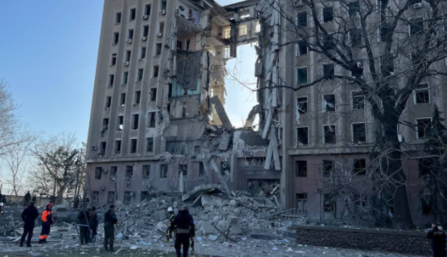 Из-под завалов слышны голоса выживших: новые подробности обстрела здания Николаевской ОГА