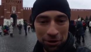 Досить мовчати: сміливий хлопець заспівав гімн України на Червоній площі у Москві, відео