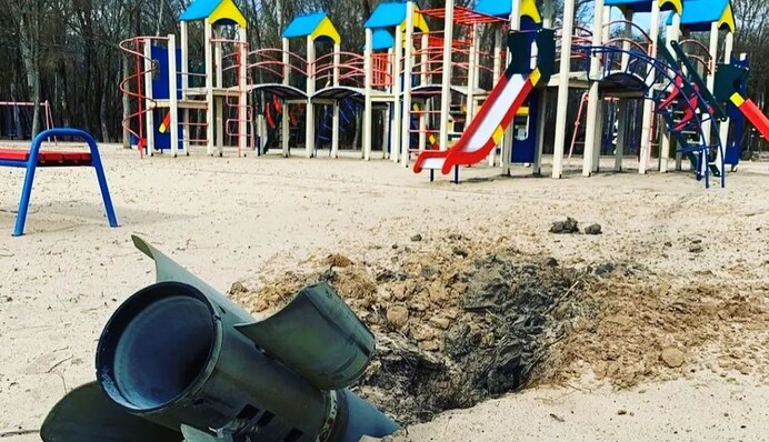 У Чернігові ракета окупантів прилетіла на дитячий майданчик: фото