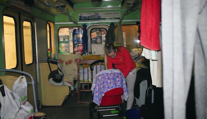 19-летняя мать с младенцем месяц живет в метро Харькова - муж воюет на передовой: видео