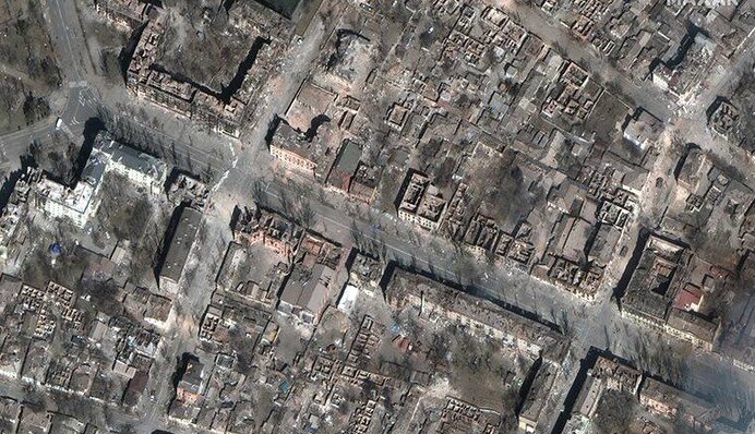 Зруйнований Драмтеатр у Маріуполі показали на супутниковому знімку