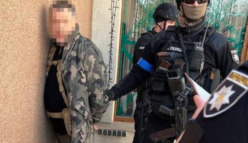 В Киеве мужчина в сопровождении вооруженных лиц напал на полицию: фото