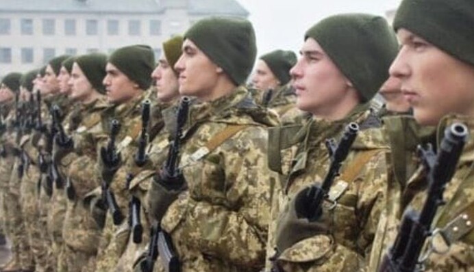 Повестки вручают на улице, на блокпостах, на рабочем месте: законно ли это