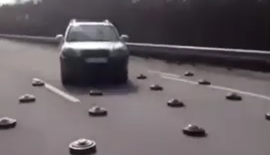 На волоске от смерти: как украинские водители объезжают мины оккупантов на дорогах, видео