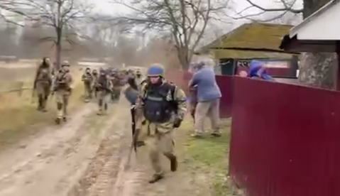 Як ми на вас чекали: жителі звільненого села під Черніговом тепло зустріли бійців ЗСУ, відео