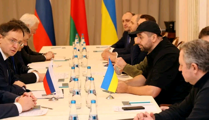 Гра в імітацію переговорів: експерт вказав на справжні мотиви Кремля