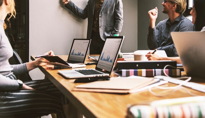 Выплаты не сократили только 22%: что происходит с зарплатами украинцев во время войны