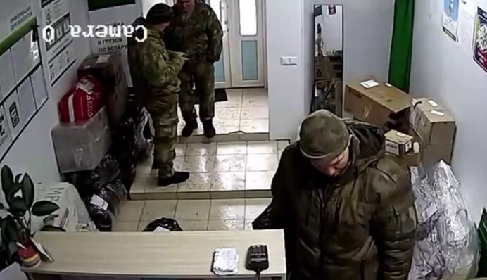 Отправляют награбленное домой: оккупанты-мародеры штурмуют курьерские доставки в Беларуси, видео