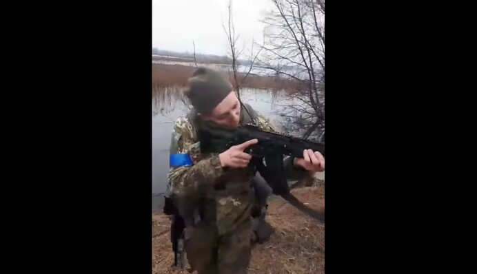 Кинули зброю, амуніцію та алкоголь: відео з місця втечі 