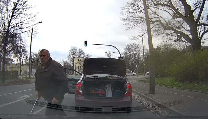 У Німеччині рашист із монтировкою напав на українського волонтера: відео