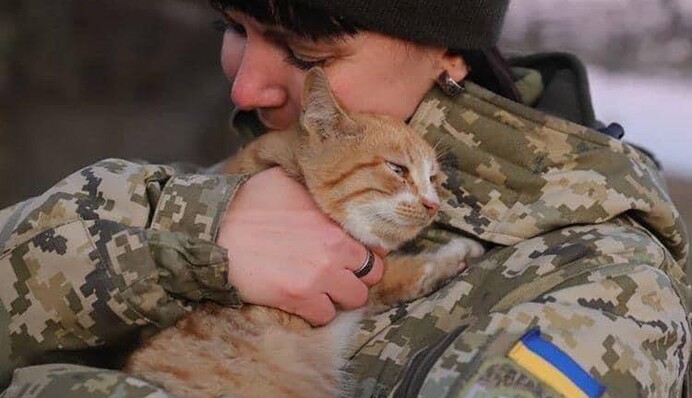 Українські бійці рятують життя домашнім тваринам: зворушливі фото