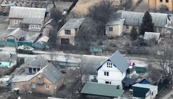 Окупанти у Бучі розстрілювали людей із бронетехніки: відео, зняте дроном