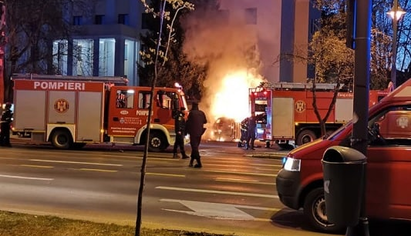 Авто влетіло в паркан посольства РФ у Бухаресті: фото та відео пожежі