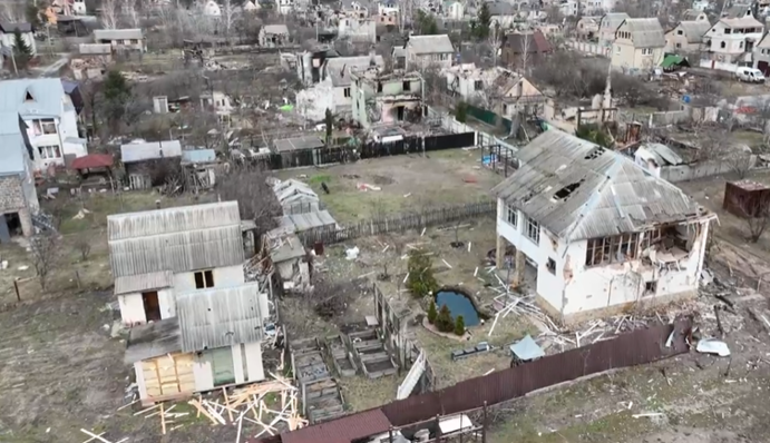 Здесь шли ожесточенные бои за Киев: видео разрушенного села Мощун с высоты