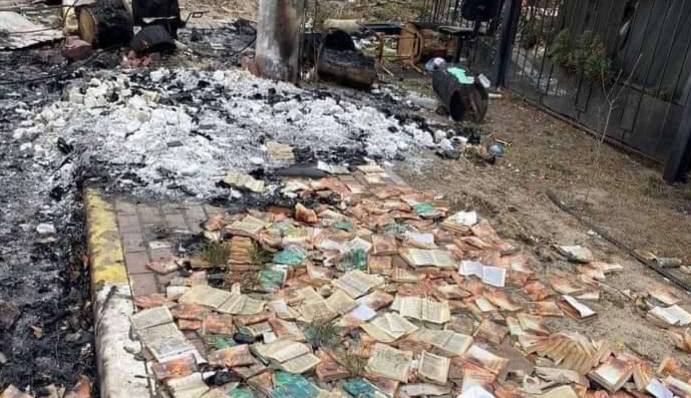 Оккупанты сожгли в Ирпене тысячи Библий: сети шокировало фото