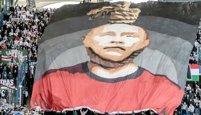 У Польщі футбольні фанати на матчі показали плакат із повішеним Путіним: фото