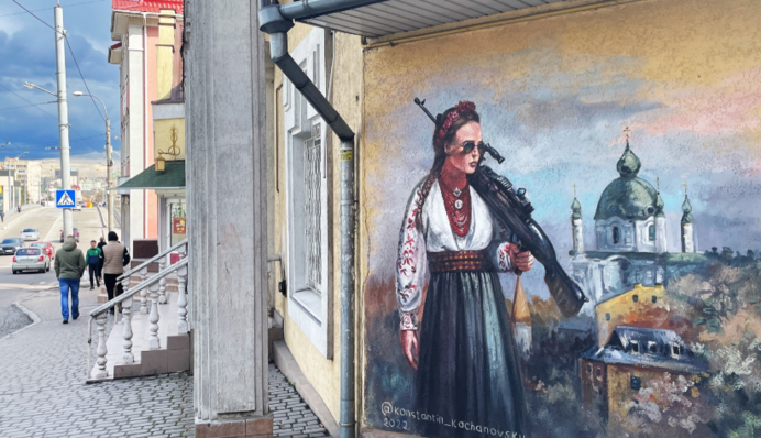 З автоматом на плечі: у Рівному з'явився патріотичний мурал із українською 