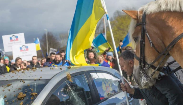 У Німеччині рашисти влаштували автопробіг, але були закидані кінським гноєм: фото