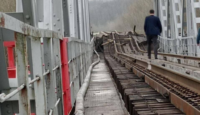 Под Белгородом повредили мост, по которому возили в Украину военную технику: фото