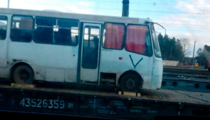 Яка армія – такі і трофеї: окупанти вивезли з України маршрутку