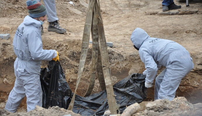 Масові вбивства у Бучі: фото ексгумації тіл жертв рашистів