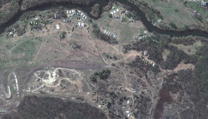 Біля кордону з Україною помітили багатокілометрову колону військ РФ: фото із супутника