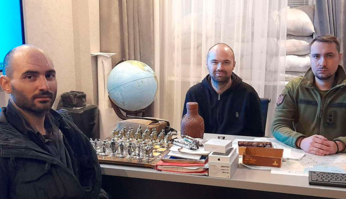 Допросы и никакого лечения: освобожденные из плена пилоты рассказали об издевательствах в РФ