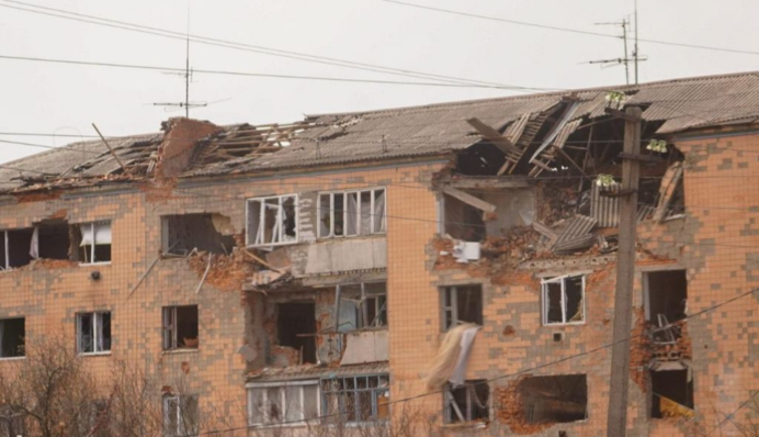 Разбитые крыши и простреленные флаги: во что русские оккупанты превратили Макаров, фото