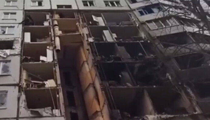 В рубашке родился: в Харькове мужчина чудом выжил при обрушении дома, видео