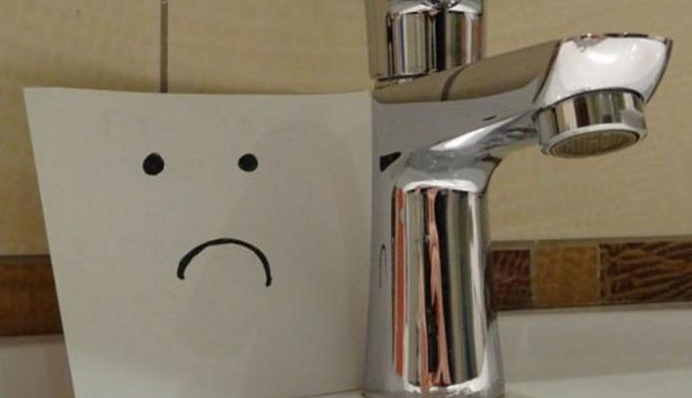 В Николаеве третий день нет воды: люди собираются в очереди у рек и родников