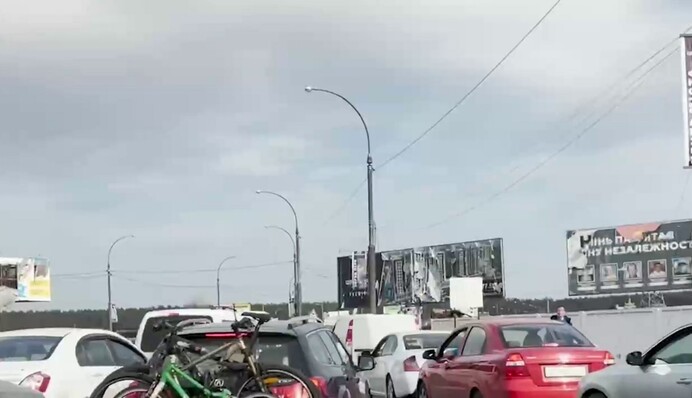 Несмотря на просьбу не возвращаться: на въезде в Киев образовались километровые пробки, видео