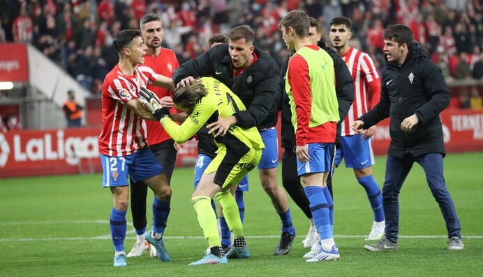 Восемь футболистов испанского клуба избили одного соперника: видео необычной драки