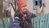 Неможливо дивитися без сліз: відео зі сліпою бабусею, якій від рашистів прилетів снаряд