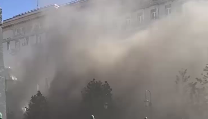 В центре Москвы вспыхнул мощный пожар: видео