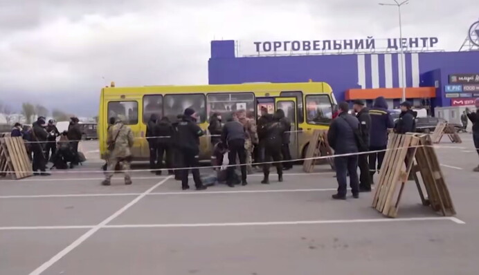 Вирвалися дивом з пекла: оповідання очевидців, що втекли зі знищеними окупантами Маріуполя