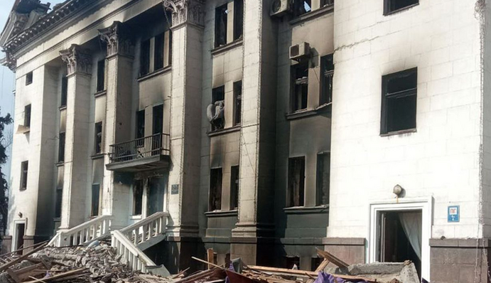 Тела погибших свозят в траншеи: в Мариуполе оккупанты зачищают завалы драмтеатра, видео