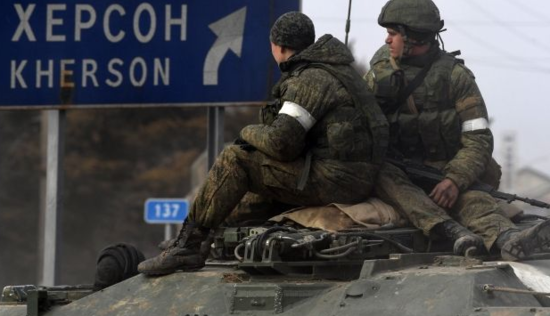 Стріляють із танків по будинках: під Херсоном окупанти влаштували провокацію з прапорами України