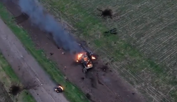 Українські бійці спалили екіпаж російського БМП: відео з місця удару