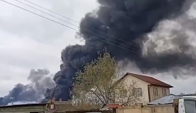 У Брянську продовжує горіти нафтобаза: фото та відео пожежі